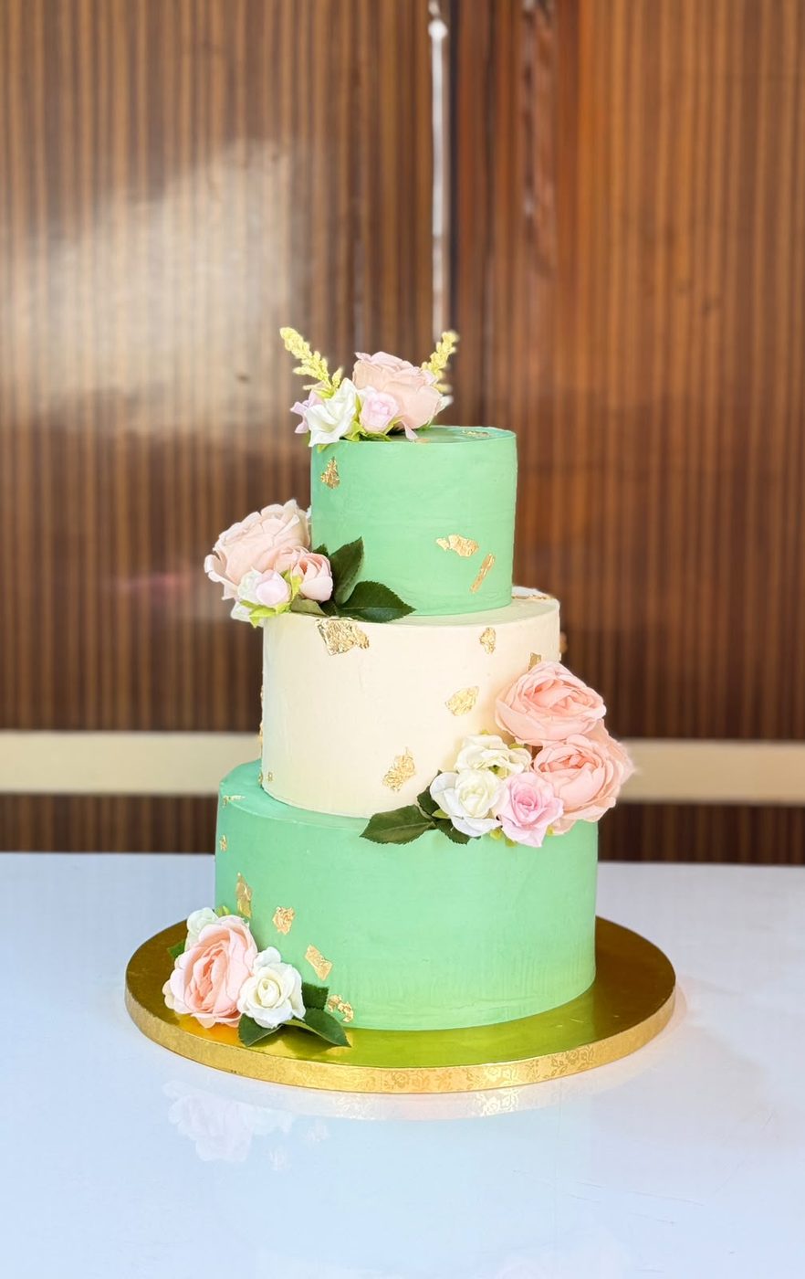 Ivory textured roka cake with fresh roses